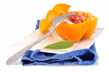 Assiette de poivron jaune farci