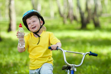 Obraz premium Portrait of a cute kid on bicycle