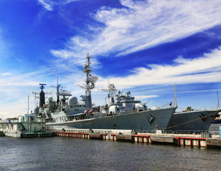 Obraz premium Flagship military ship in gulf.