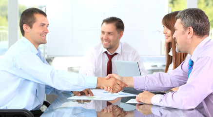 Obraz premium Business people shaking hands, finishing up a meeting