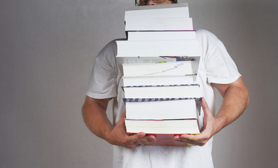 Person mit den Büchern
