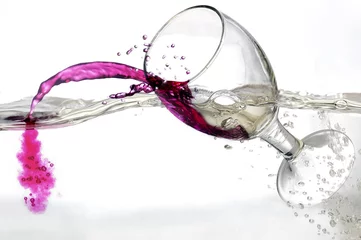 Fototapete Wein falling a glass of red wine