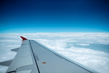 Fototapeta na wymiar skrzydło samolotu na chmury