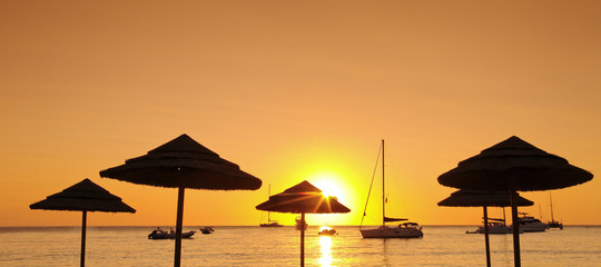 Corse, plage parasols et voiliers