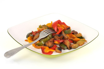 Assiette de poivrons, aubergines et courgettes