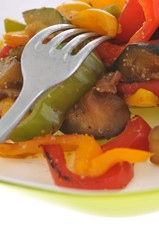 L'assiette de poivrons, aubergines et courgettes