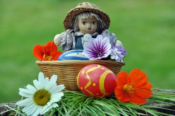 Puppe im Osterkorb