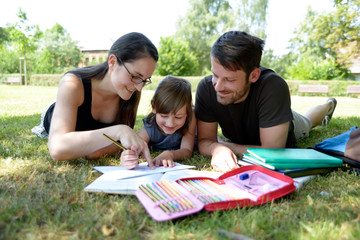 Familie beim Hausaufgaben machen