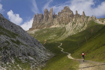 Wanderweg in den Dolomiten