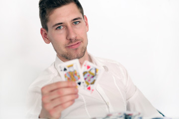 Pokerspieler freut sich über seine Karten