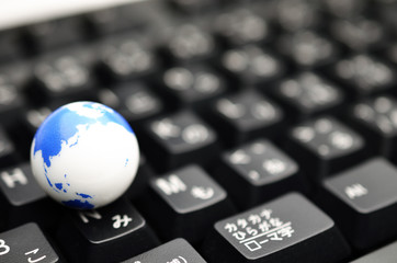 地球　白　キーボード　黒