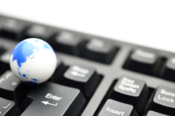 地球　白　キーボード　黒