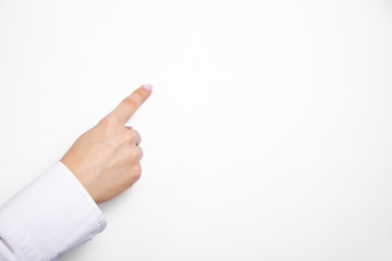 Finger auf leerem Flipchart