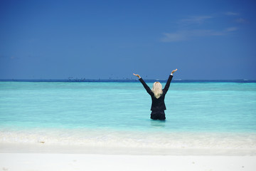 Obraz premium business woman in ocean