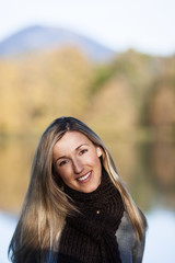 Blonde Frau am Herbsttag