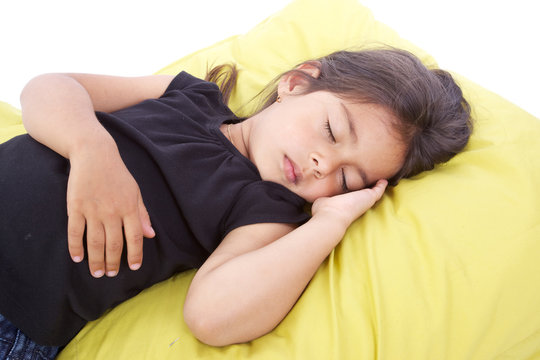 enfant endormi sur un oreiller