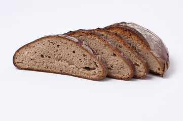 geschnittenes Brot auf weißem Hintergrund
