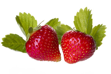 zwei isolierte erdbeeren