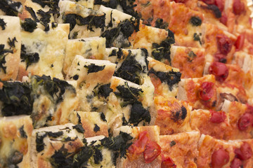 Obraz na płótnie Canvas szpinaku i pomidorów pizzy