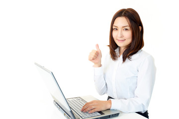 ガッツポーズをするオフィスレディー