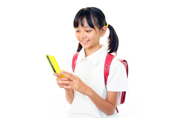 携帯電話を操作する女の子