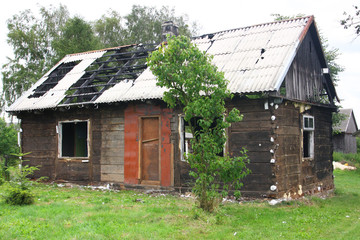 Stary, spalony, opuszczony dom