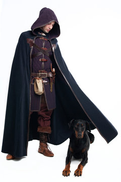 Junger Mann in Gewandung mit Dobermann