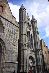 Tours et façade d'église