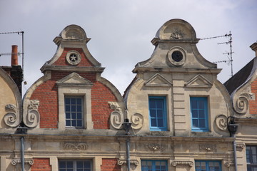 pignons chantournés en volutes