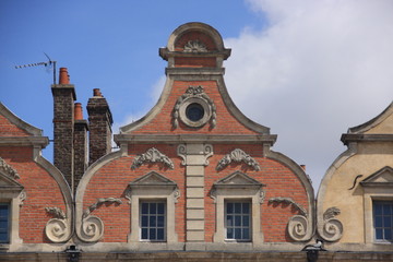 Fototapeta premium pignon chantourné à volutes