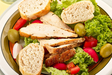 Salat mit Haehnchenbrust