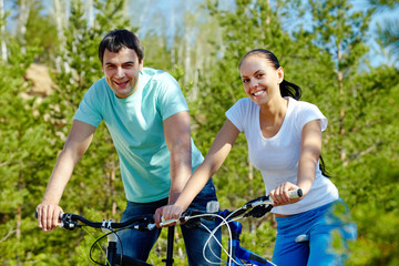Naklejka premium Cycling together