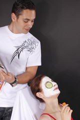 Mann schaut auf die Gurken Maske seiner Frau