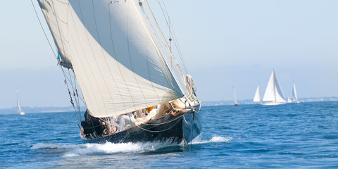 Naklejka premium styling retro yacht sailing in the sun