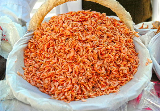 Cesta con camarones en C&aacute;diz,Andalucia