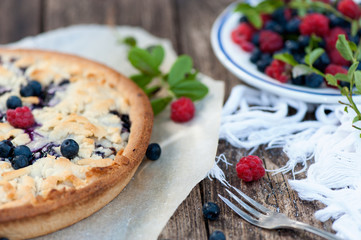 Blaubeerkuchen mit wilden Blaubeeren und Himbeeren