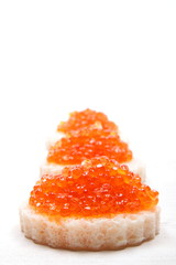 uova di salmone su sfondo bianco