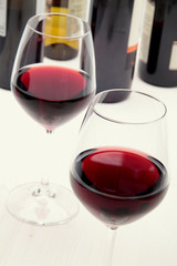 due  bicchieri di vino rosso su tavolo 