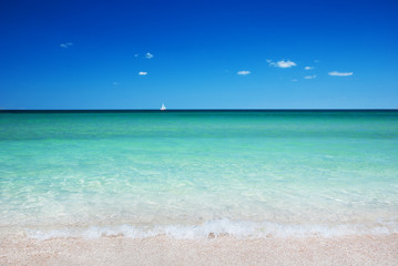 Obraz premium Beautiful sea background. Golden sand beach with blue transparen