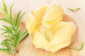 Tortellinis auf Holzlöffel