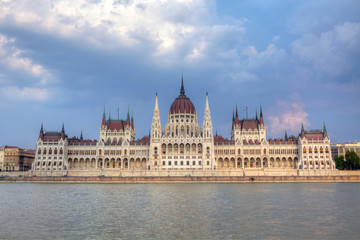 Fototapeta na wymiar Budynek parlamentu w Budapeszcie