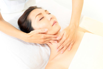 Fototapeta premium 寛ぐ美しい女性