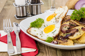 Plate with fried Potatoes and Egg