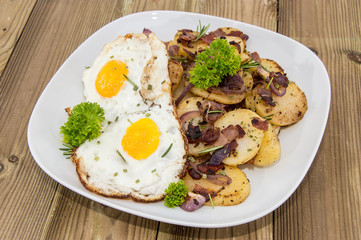 Plate with fried Potatoes and Egg