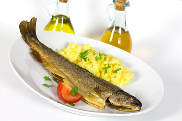 Ger&auml;ucherte Forelle mit Kartoffelsalat