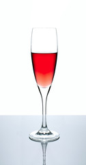 Sektglas zur Hälfte gefüllt