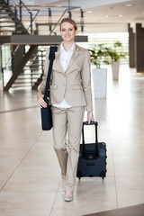 Fototapeta na wymiar Młody podróżnik businesswoman chodzenia na lotnisku