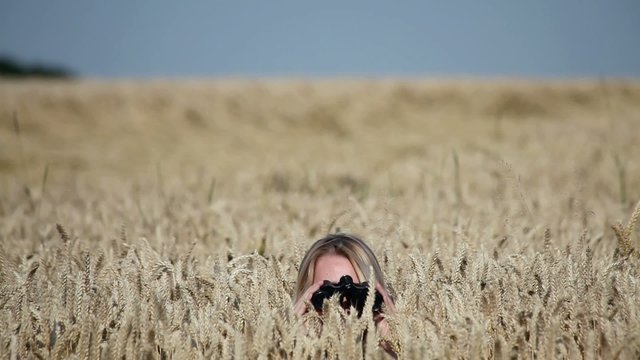 Frau mit Blumenstrauss im Kornfeld