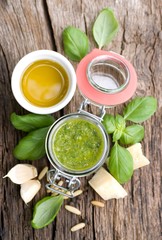 Pesto mit Basilikum