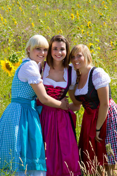 Freuninen im Dirndl